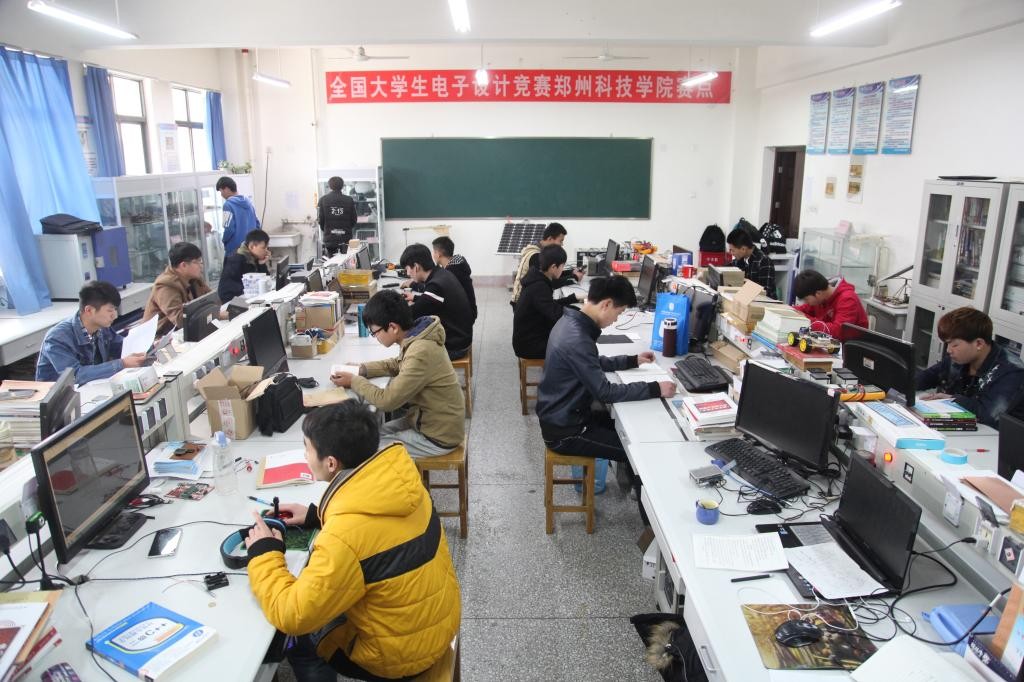 鄭科30年丨電子信息實訓室 從焊接到系統(tǒng)設計的匠心傳承